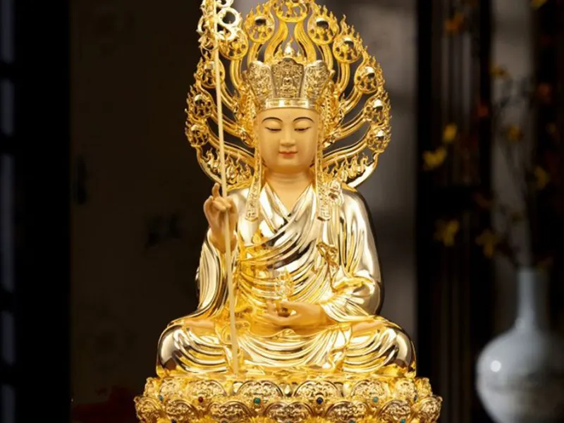 Støbningskarakteristika af buddhistiske guddommes statuer.